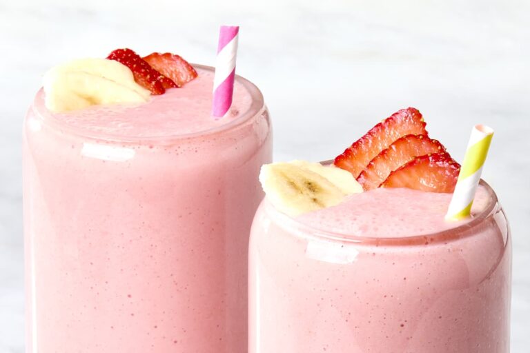 Strawberry Banana Smoothie Recipe (3 Ingredients)